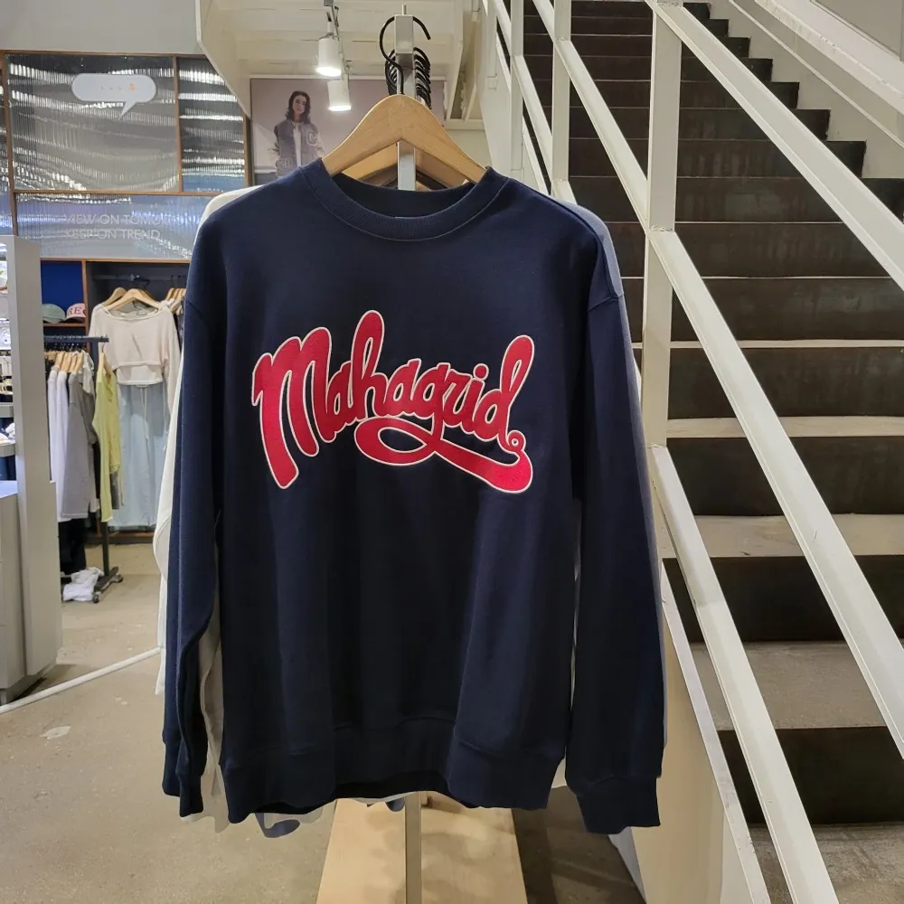 mahagrid  |[ MAHAGRID]★CURVED LOGO SWEATSHIRT