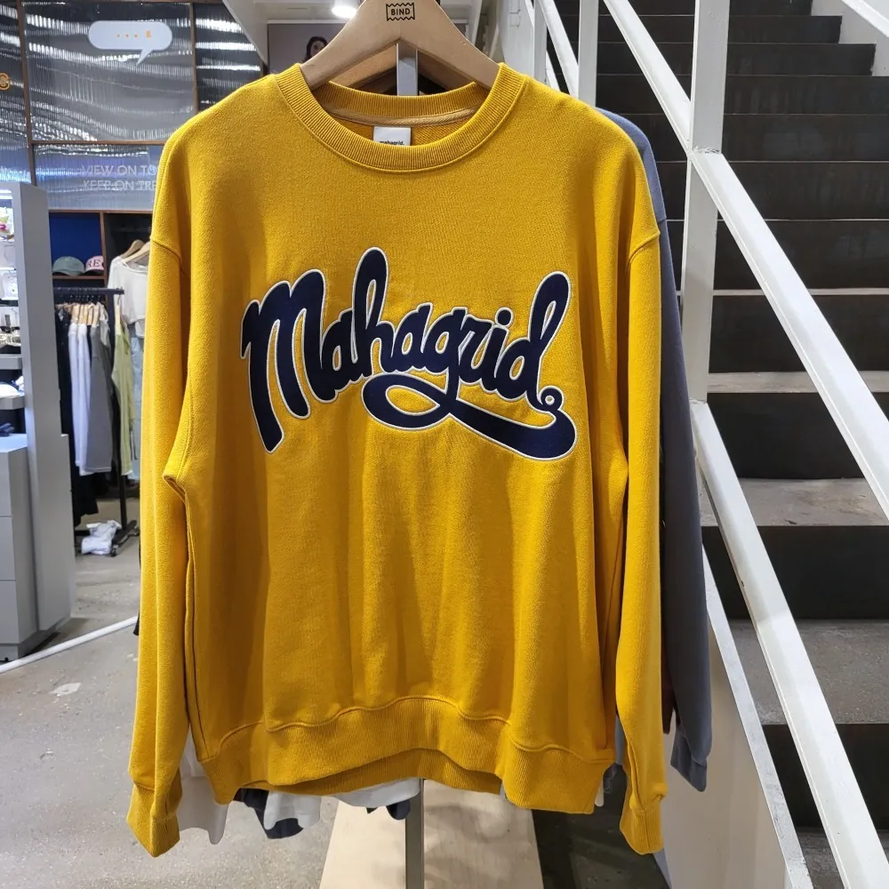 mahagrid  |[ MAHAGRID]★CURVED LOGO SWEATSHIRT